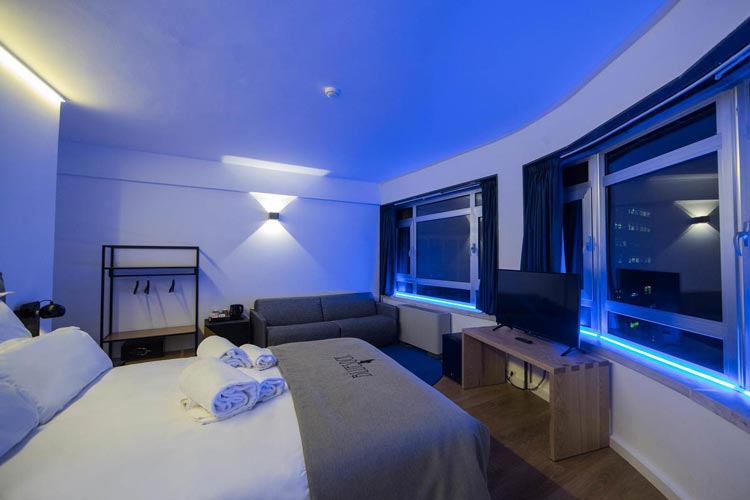 Lisbon Hostel - Blue - Very Into Partying
