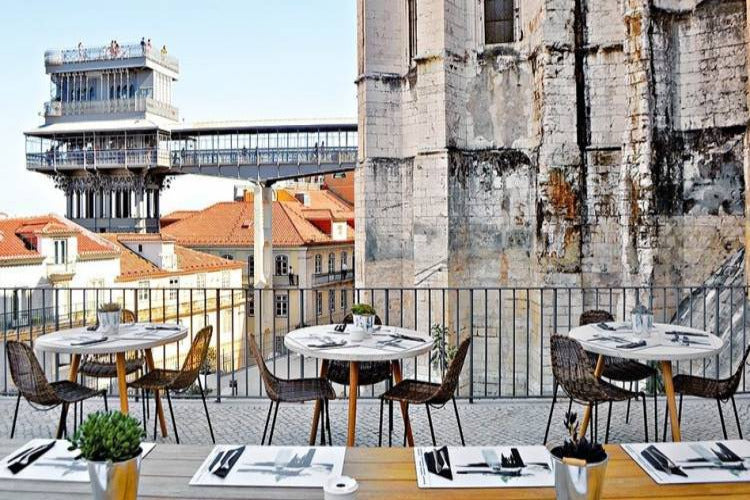 Lisbon´s Rooftop Dinner - Very Into Partying